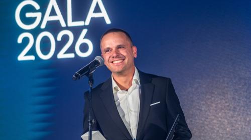 Riaditeľ predaja rezidenčných nehnuteľností JTRE Ivan Bratko po prebratí ceny ASB GALA 2026
